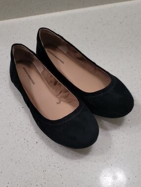 Amazon Essentials Black Women's Slip-On Ballet Flats